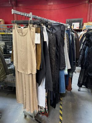 Fort ensemble d'environ 60 articles comprenant veste, jupe, pantalon, 