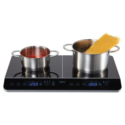 deux casseroles sur la cuisinière, avec des spaghettis qui cuisent sur le feu