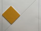 une image représentant un carré jaune sur fond blanc