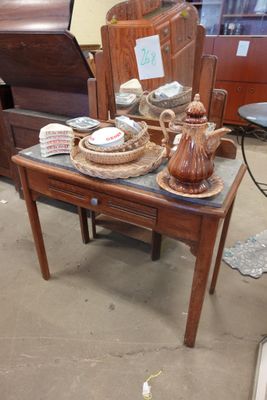 une table sur laquelle se trouvent de nombreux objets