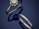 une paire de bagues de fiançailles ornées d'un seul diamant