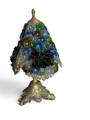 une image représentant un sapin de Noël en verre posé sur un socle