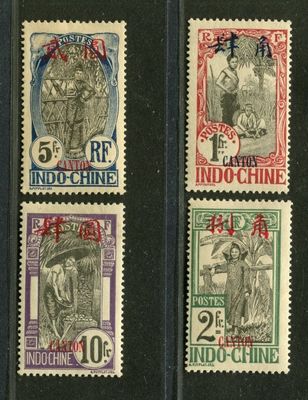 quatre timbres différents, chacun avec un motif distinct, sur un fond noir