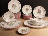 beaucoup d'assiettes et de tasses sur la table