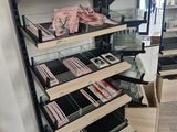 beaucoup de produits de maquillage dans les rayons du magasin