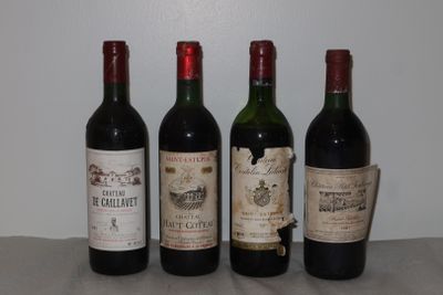 quatre bouteilles de vin sont alignées sur une table