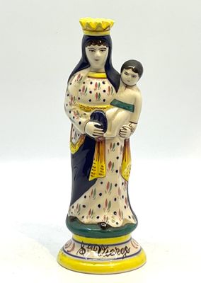 une figurine représentant une femme tenant un enfant dans ses bras