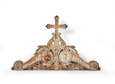une croix posée sur une étagère en bois