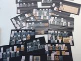 de nombreux types de timbres sur la table