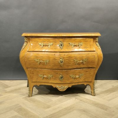 une commode ancienne de style Louis II