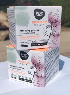 deux boîtes de lait corporel posées sur une table