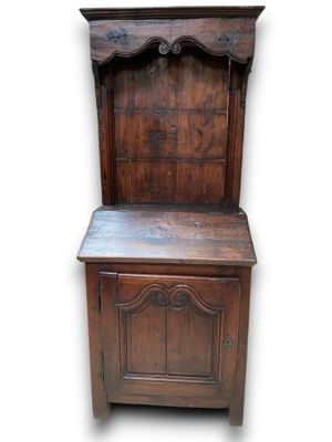 un vieux banc en bois sur lequel est posée une porte