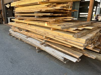 de nombreuses pièces de bois empilées les unes sur les autres