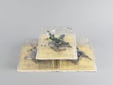 une petite maquette de char dans un récipient en plastique