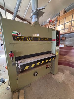 un gros plan d'une machine installée dans une pièce