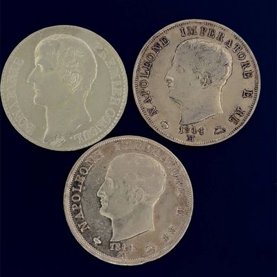 trois pièces d'argent sur lesquelles figurent respectivement la tête d'un homme et celle d'une femme