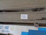 de nombreuses planches de bois empilées les unes sur les autres