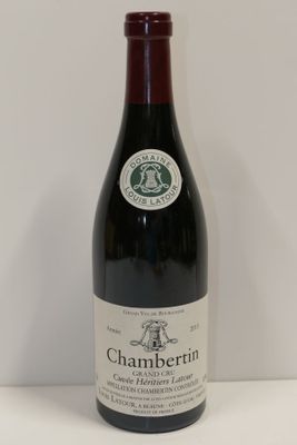 une bouteille de vin posée sur une table