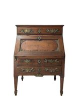 Bureau de pente en chêne mouluré et sculpté, l'abbatant lais…