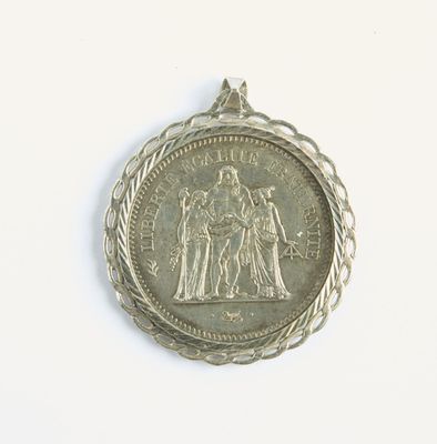 une vieille pièce d'argent sur laquelle figurent les portraits d'une femme et d'un homme
