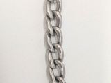 un bracelet en argent auquel est attachée une chaîne