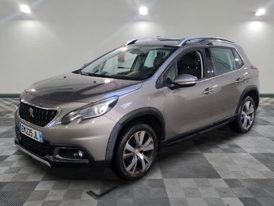 la voiture argentée est garée dans le garage sur un sol en damier