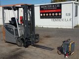 un chariot élévateur garé devant un bâtiment