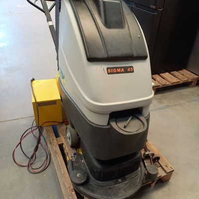 La machine est posée sur une palette dans l'entrepôt.