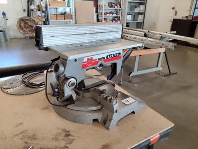 une machine posée sur une table dans une pièce