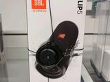 une boîte sur laquelle est posé un casque audio