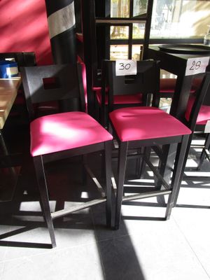 un grand nombre de chaises dans une pièce