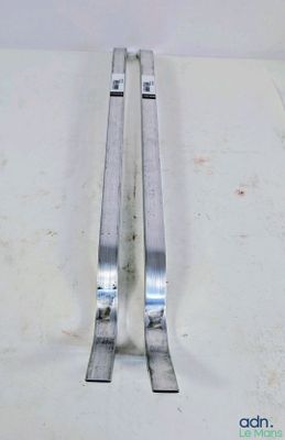 une paire de skis posés l'un à côté de l'autre sur une table blanche
