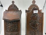 paire de tables de chevet anciennes en bois sculpté, avec des panneaux en bois sculpté