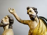 deux statues représentant Jésus et un homme portant une croix