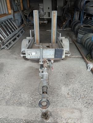 a machine that is sitting inside of a garage