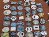 une table sur laquelle sont disposés de nombreux badges et autres objets