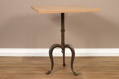 une petite table avec un plateau en bois sur un plancher en bois