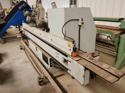 une machine qui travaille sur une pièce de bois