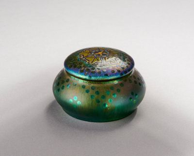 une image représentant une petite boîte en verre munie d'un couvercle