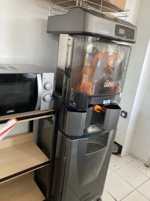 un micro-ondes et un grille-pain posés sur une étagère dans une cuisine