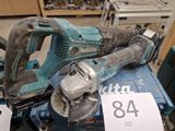 une scie circulaire filaire posée sur une boîte bleue