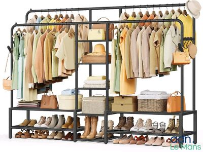 une photo d'un présentoir de vêtements et de chaussures