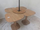 une petite table sur laquelle sont posées trois fleurs, dans une pièce
