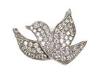 une broche en forme d'oiseau en or blanc et diamants
