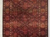 un vieux tapis accroché au mur d'une pièce