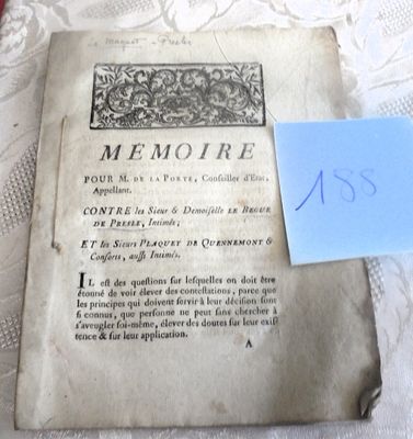une feuille de papier posée sur une table, à laquelle est attachée une note