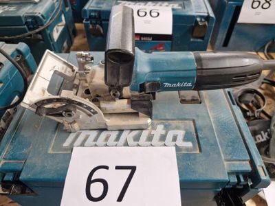 Plusieurs outils électriques Makita sont exposés dans un magasin