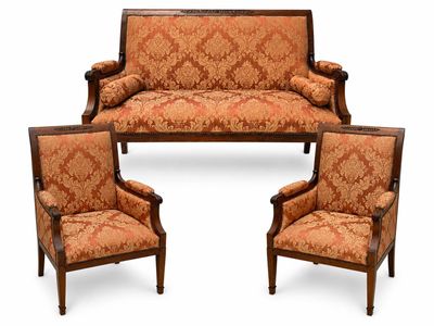 une photo représentant un ensemble composé de quatre chaises et d'un canapé