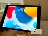 un écran d'ordinateur posé sur un bureau avec un clavier et une souris