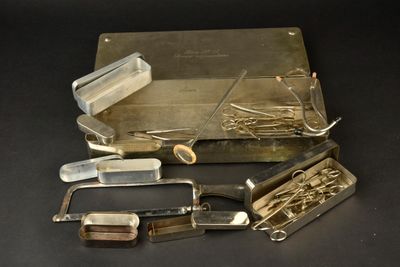 un grand nombre d'outils posés sur une table